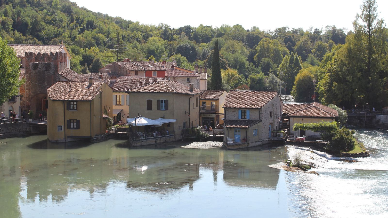 Borghetto sul Mincio visto dal ponte visconteo, lungo la ciclabile Mantova-Peschiera