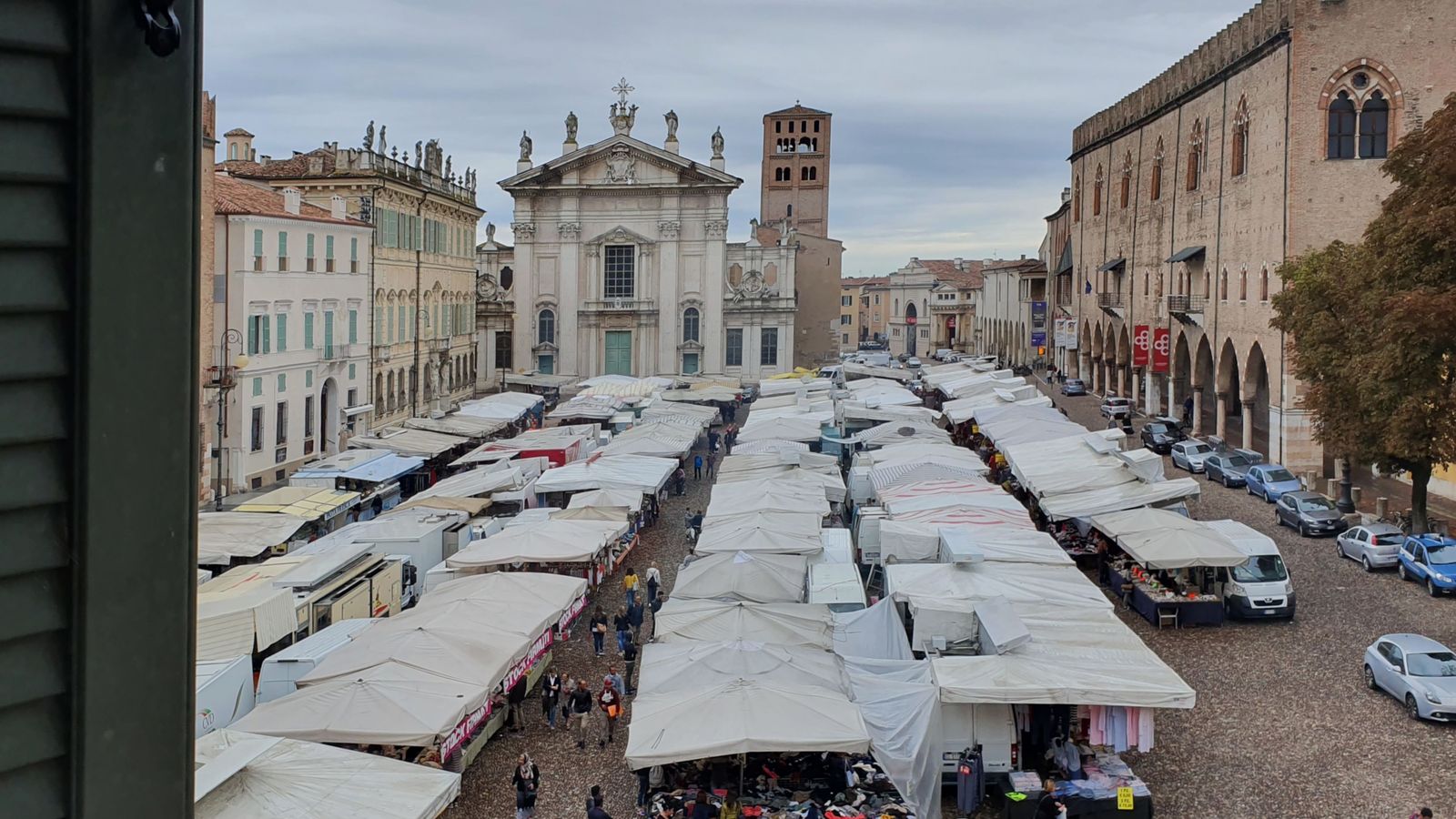曼托瓦 Piazza Sordello 的每周集市,背景是主教座堂