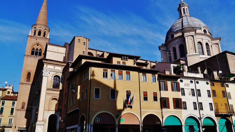 Piazza delle Erbe a Mantova con la cupola della Basilica di Sant'Andrea