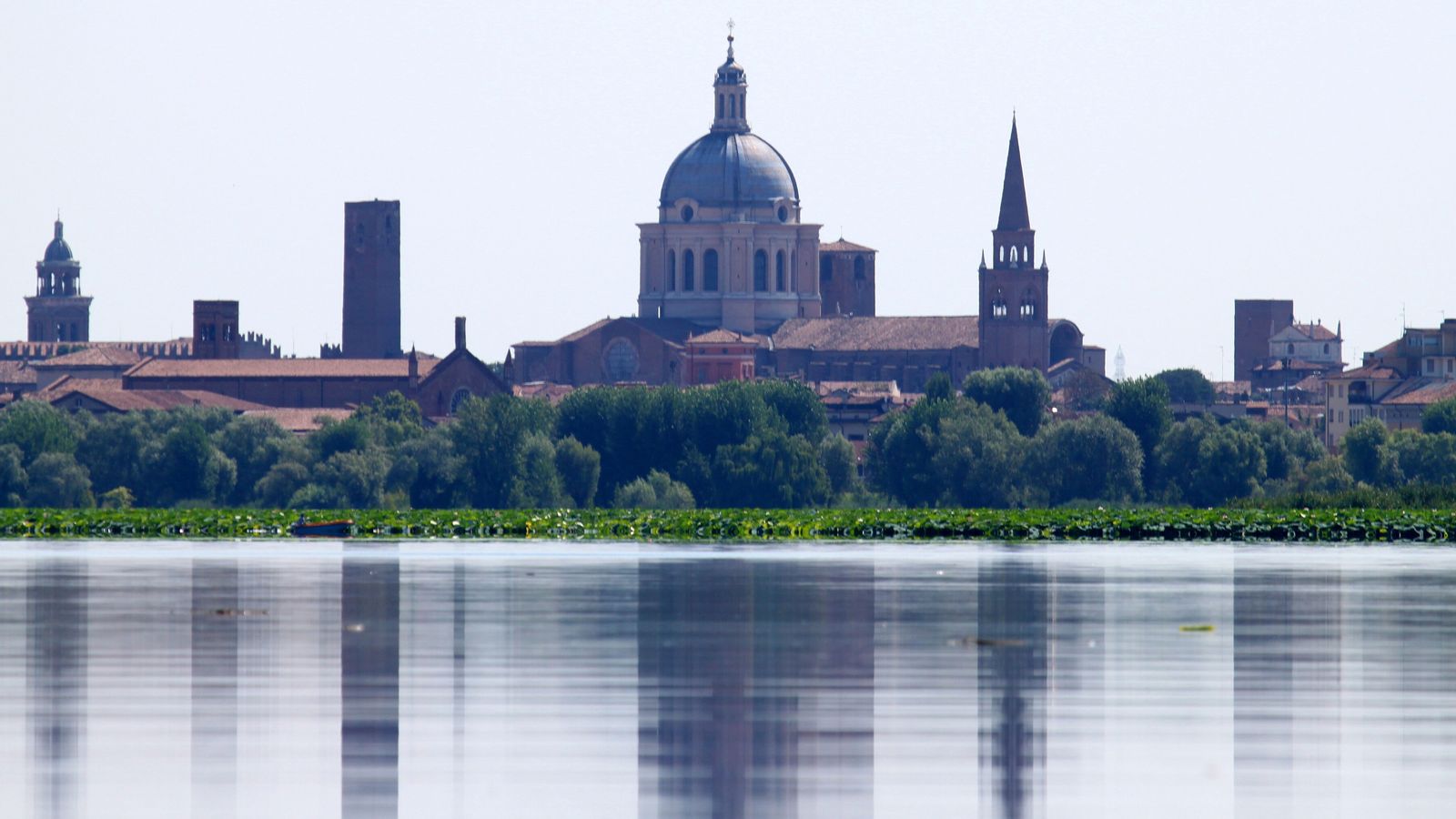 Il profilo di Mantova che si specchia nel Lago Superiore