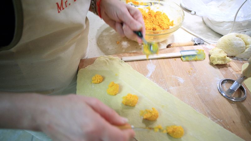 曼托瓦式南瓜饺 (tortelli di zucca),配黄油与 Grana 奶酪