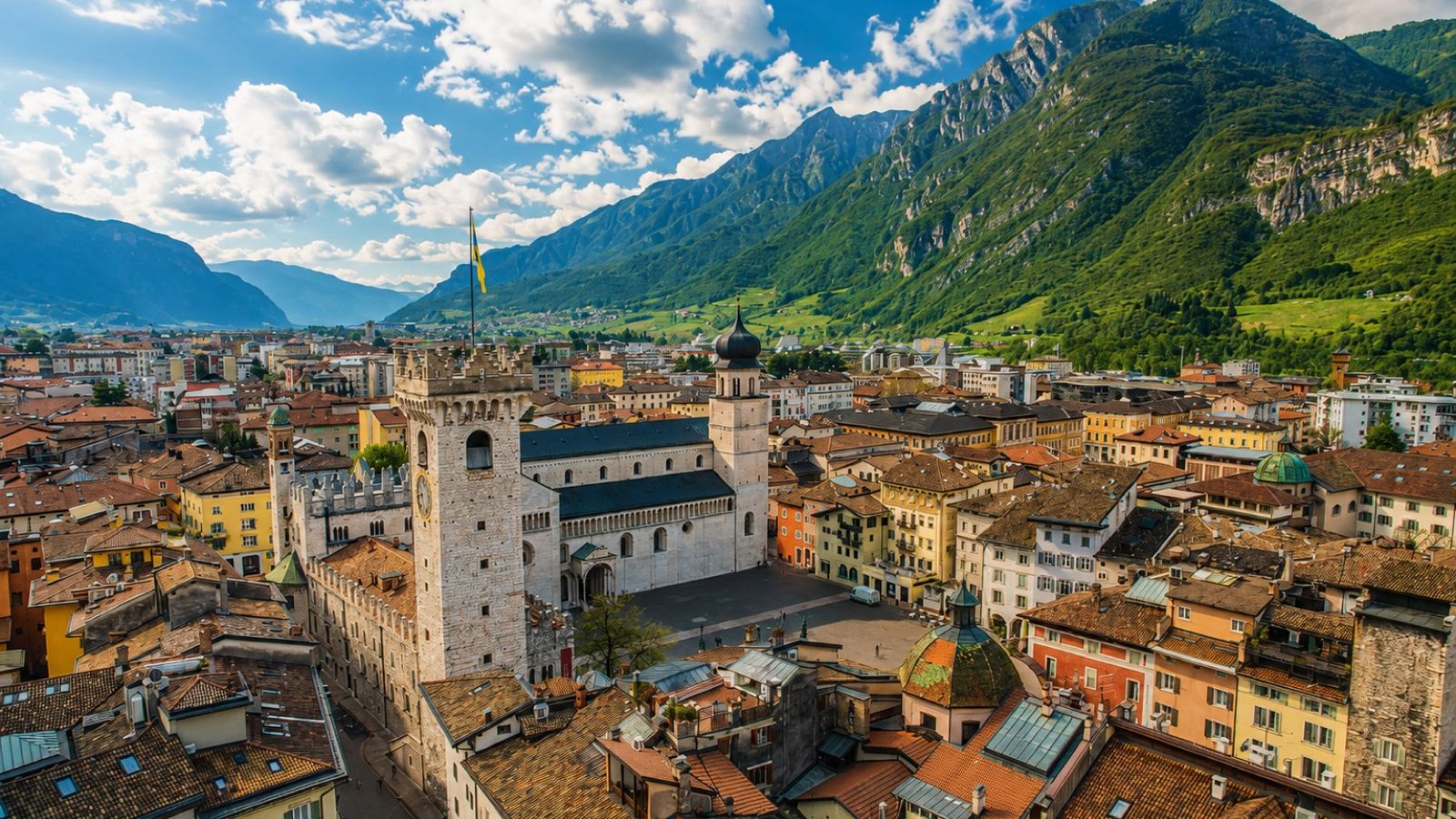 Trient von oben, mit der Altstadt und den Bergen