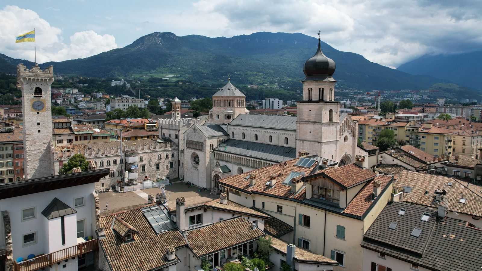 Piazza Duomo a Trento vista dall'alto, con la Torre Civica, la Cattedrale di San Vigilio e il Monte Bondone