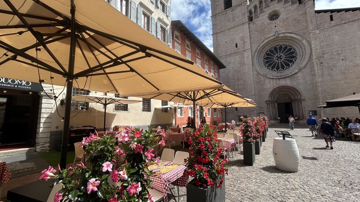 تراس Ristorante Al Duomo في شارع فيردي، بإطلالة على كاتدرائية ترينتو
