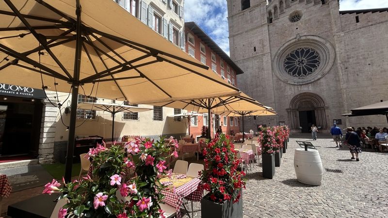تراس Ristorante Al Duomo في شارع فيردي، بإطلالة على كاتدرائية ترينتو