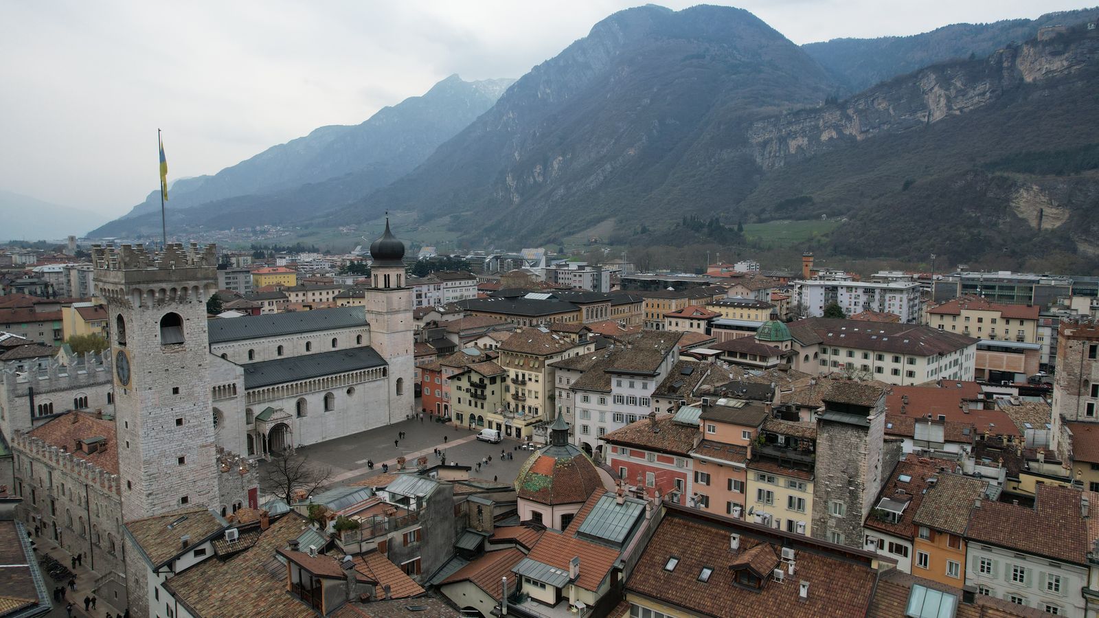 I tetti del centro storico di Trento e la Torre Civica, con le montagne sullo sfondo