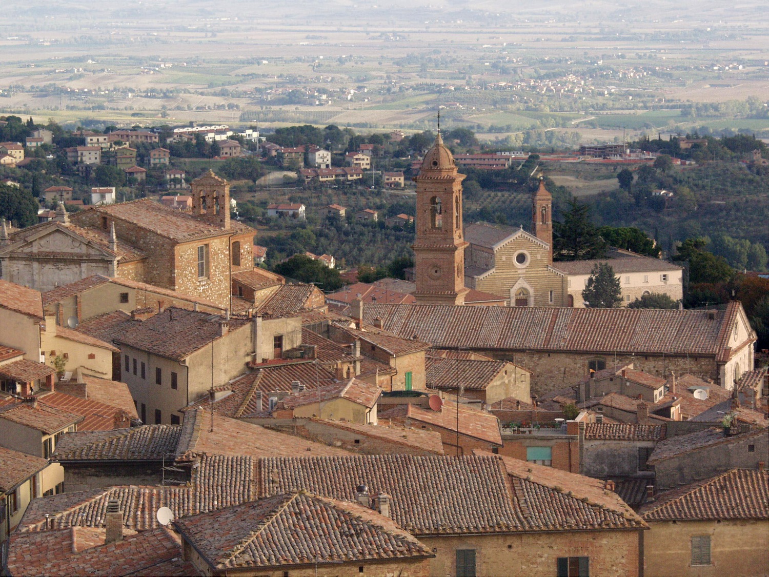 Montepulciano、宮殿と鐘楼