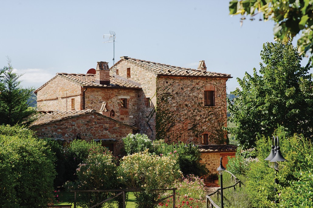 Golden Suites Italy Montepulciano من الحجر التوسكاني محاطًا بالحديقة